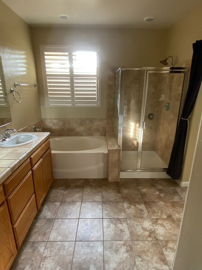 Building Photo - 6245 W Whitley Ave