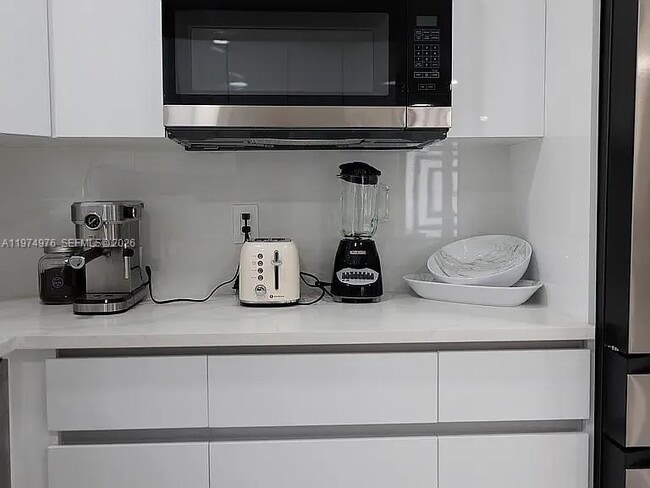 Building Photo - 1649 NE 8th Ave