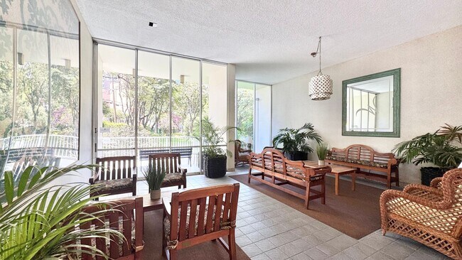 Building Photo - CONVENIENTY LOCATED AND SPACIOUS 2BD/2BA C...