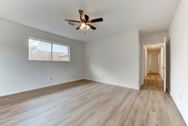 Building Photo - 3218 Crestdale Dr