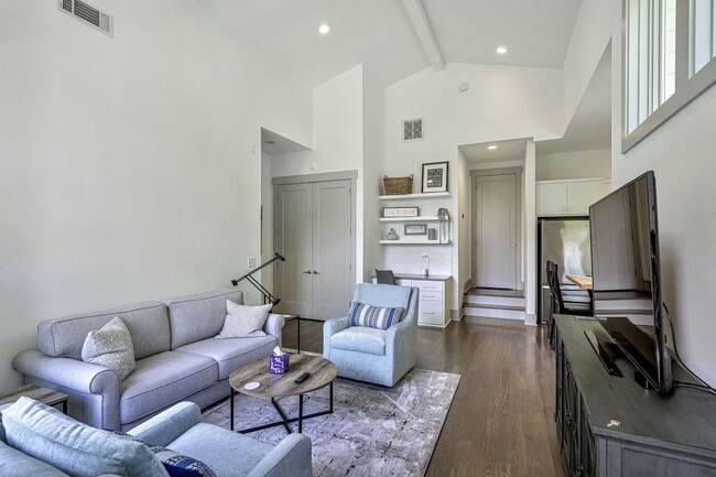 Building Photo - Awesome fully furnished 1BE/1BA in the Wav...
