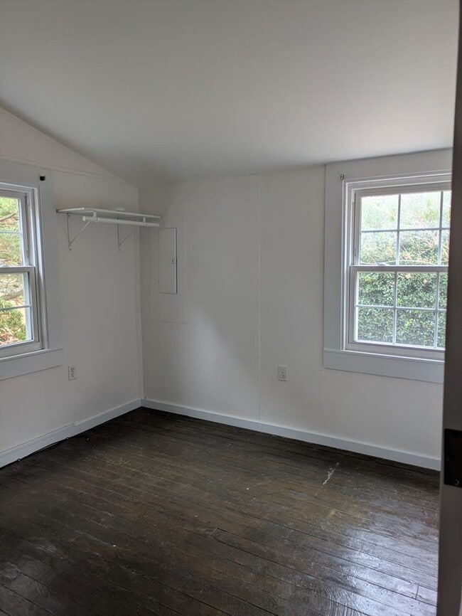 Building Photo - 12 Holly St