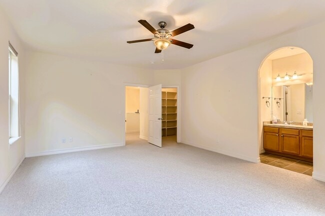 Building Photo - 736 Martin Dr