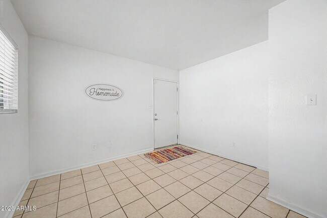 Building Photo - 823 E Carol Ave
