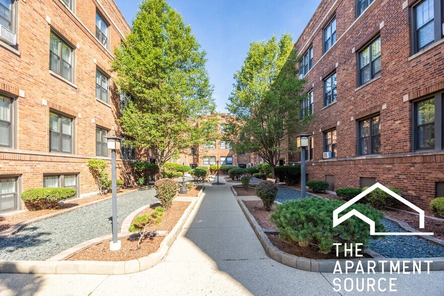 Building Photo - 628 W Cornelia Ave