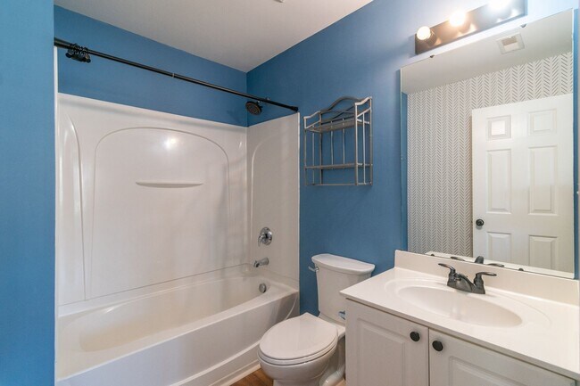 Building Photo - Charming End-Unit Townhome with Prime Loca...