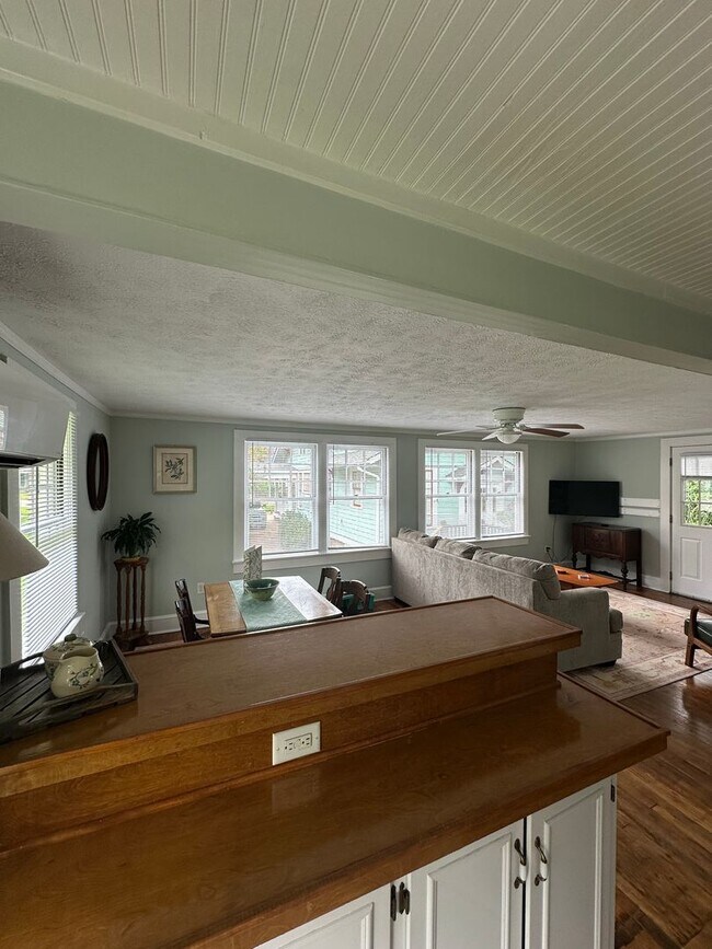 Building Photo - One Bedroom Garage Apartment in 5 Points!!