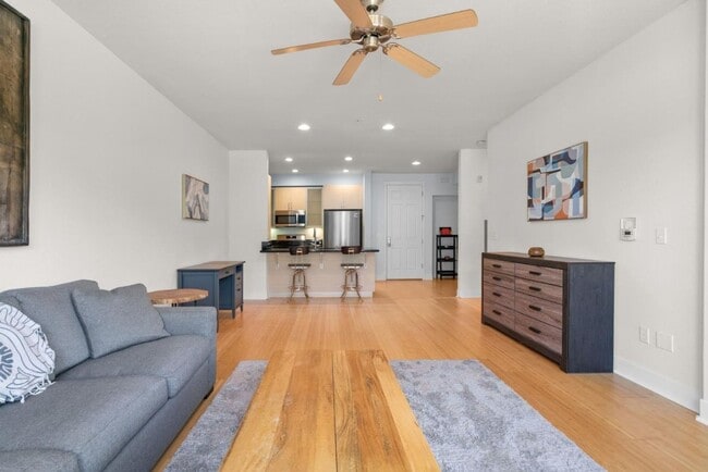 Building Photo - Luxury condo in the heart of downtown Santa Cruz!