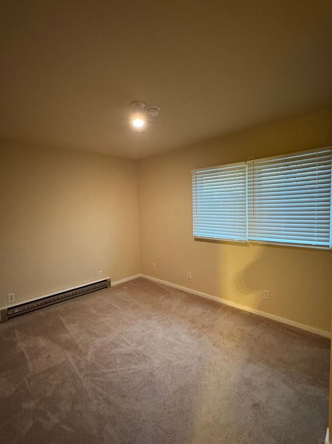 Building Photo - Spacious Updated 2 Bedroom in Renton with ...