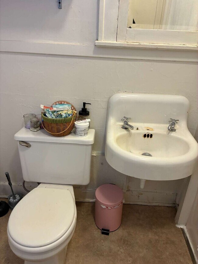 Building Photo - Awesome 2 Bed 1 Bath! Available June 1st!