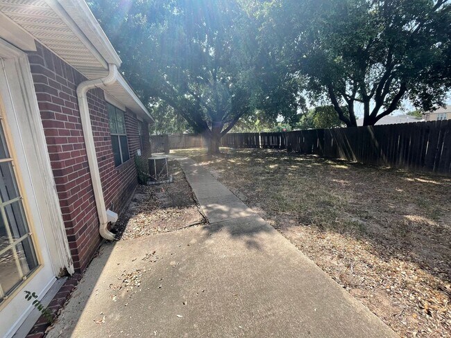 Building Photo - END OF JULY 2025 PRE-LEASE!  Spacious 3 Be...