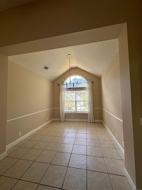 Building Photo - 135 Palmera Ln