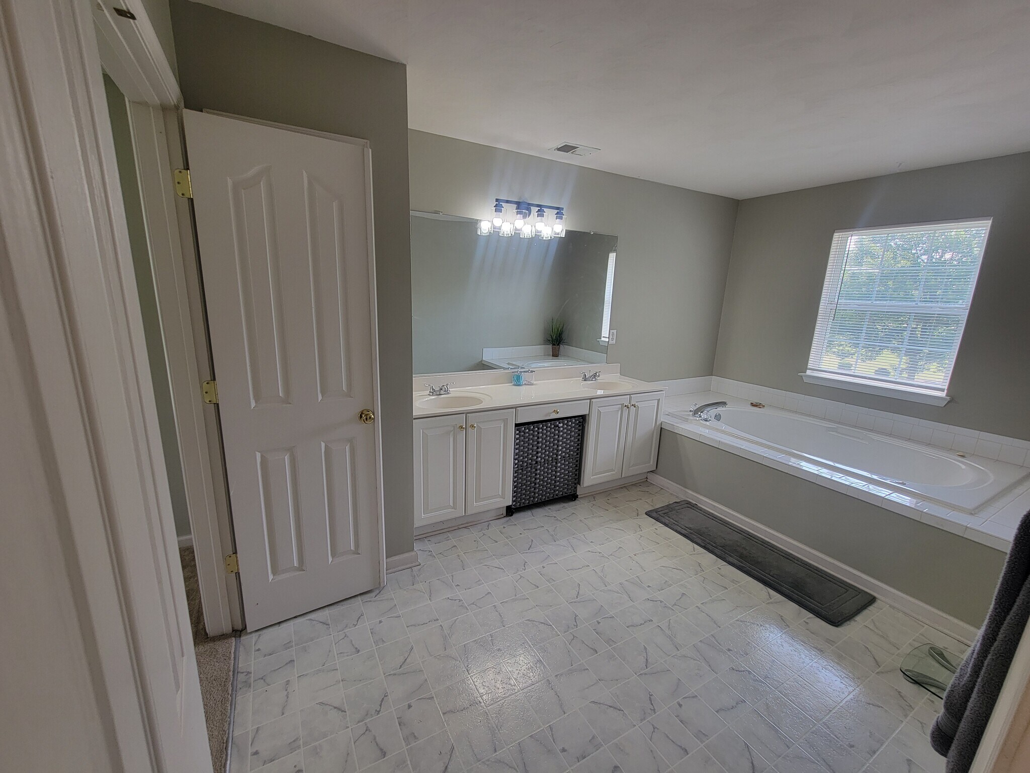 Primary's Bathroom - 2257 Averill Dr