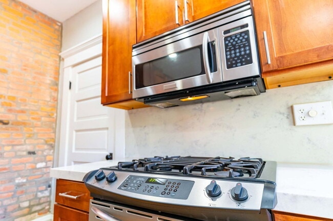 Building Photo - 557 S 6th St