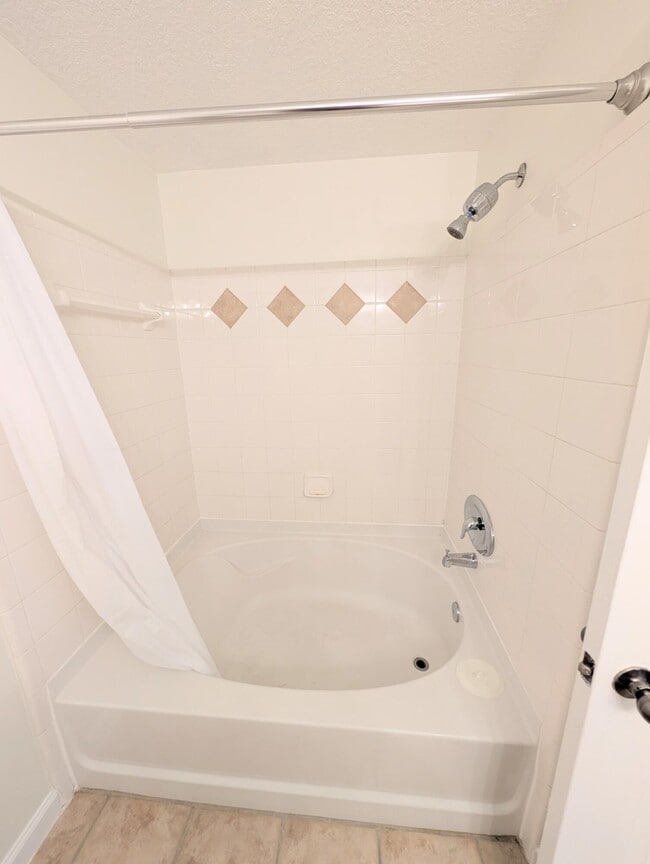 Building Photo - 3210 Myrtlewood Cir E