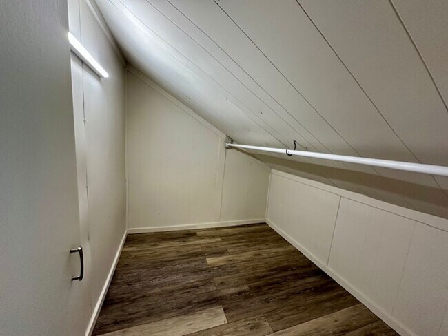 Building Photo - 127 5th Ave W