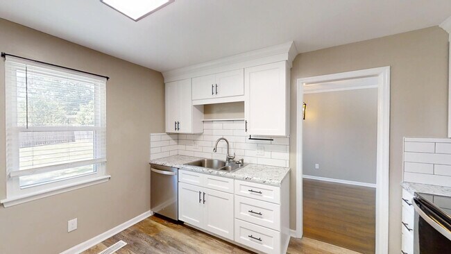 Building Photo - 321 Oak Lake Dr