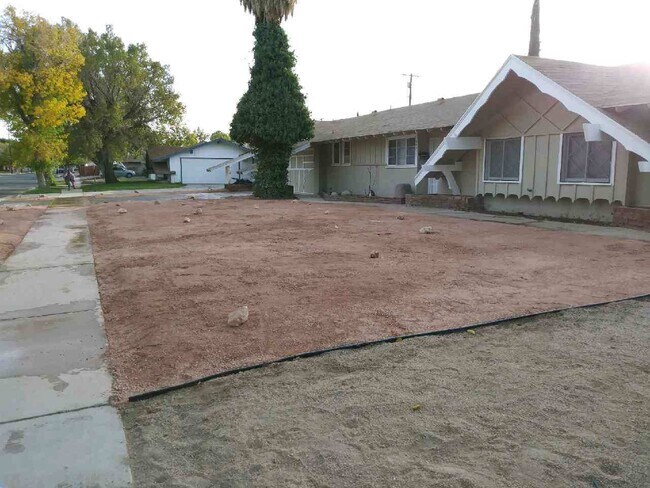 Building Photo - Huge 4/2 house located on a very desirable area. section 8 approved