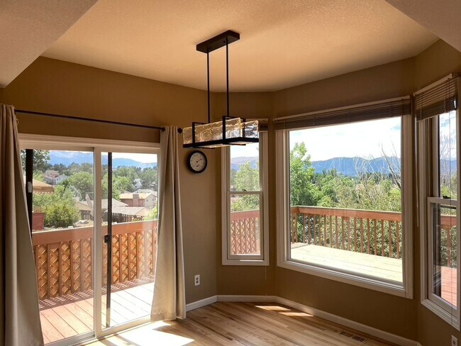 Building Photo - Spectacularly HUGE 6BD Home with Panoramic...