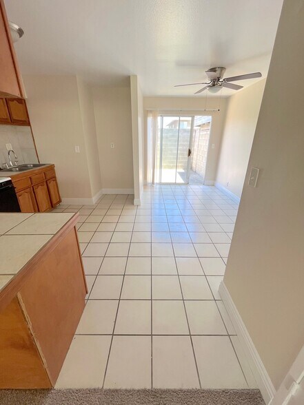 Building Photo - 1324 W Winn Dr