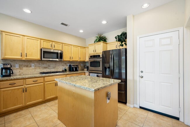 Building Photo - 60661 Juniper Ln