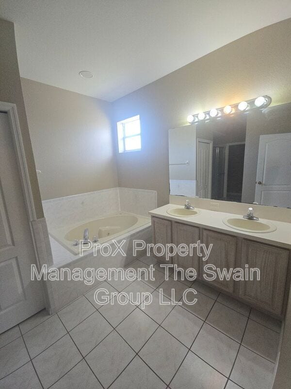 Building Photo - 1428 Bluff Loop