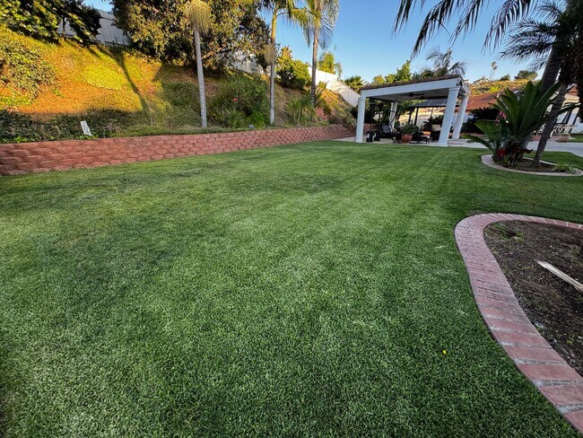 Building Photo - Custom Estate