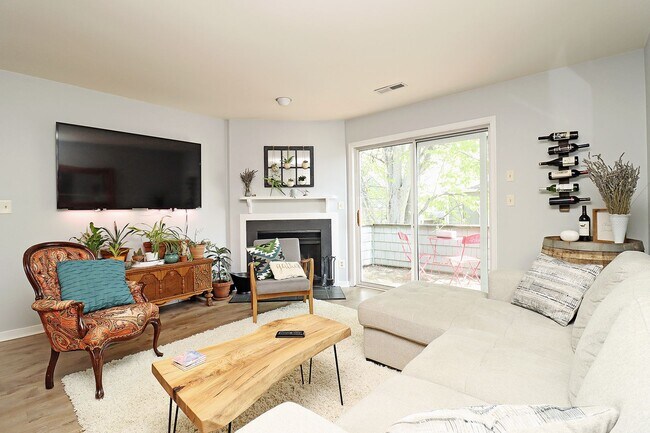 Building Photo - Move-in Ready + Pet-Friendly River Run Condo Near Pen Park