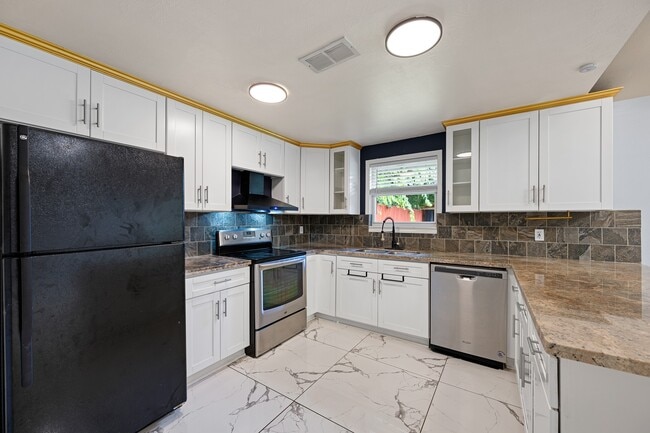 Building Photo - 5718 Greencraig Dr