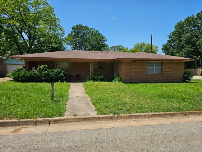 Building Photo - 2622 N Tenneha Ave