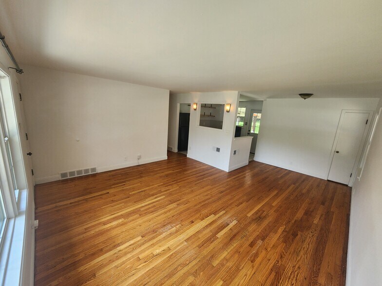 Building Photo - 213 Ramsey Ln