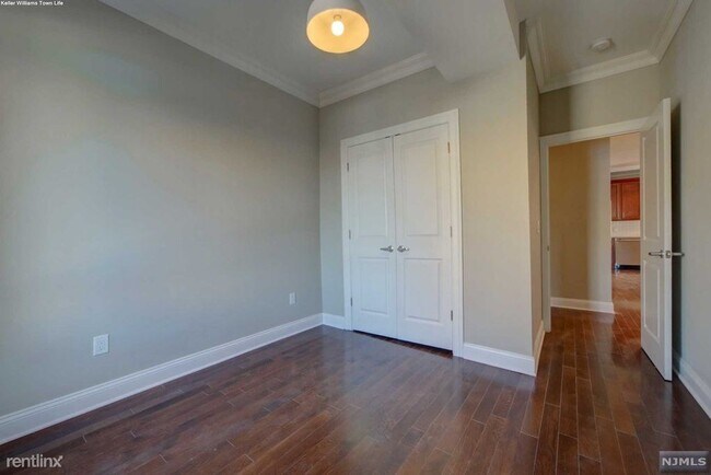 Building Photo - 2 br, 1 bath  - 763 Montgomery St