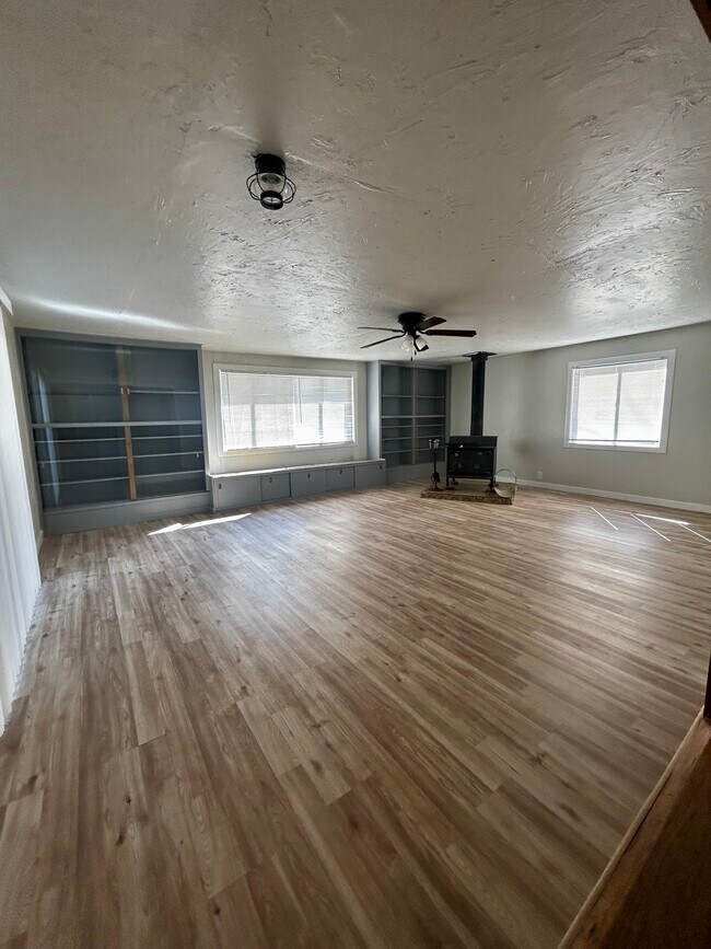 Building Photo - 1120 N Justice Dr