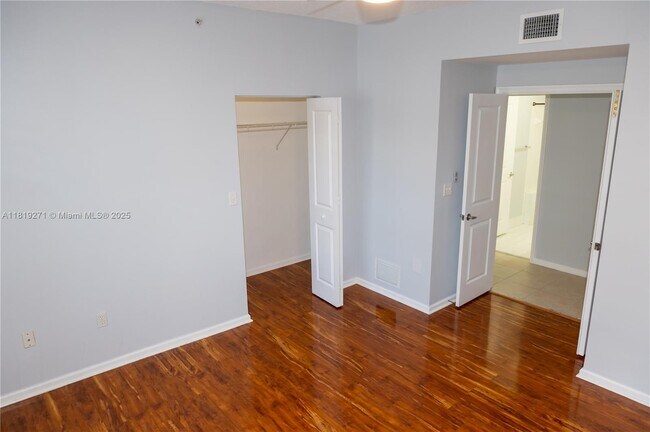 Building Photo - 5820 W Sample Rd