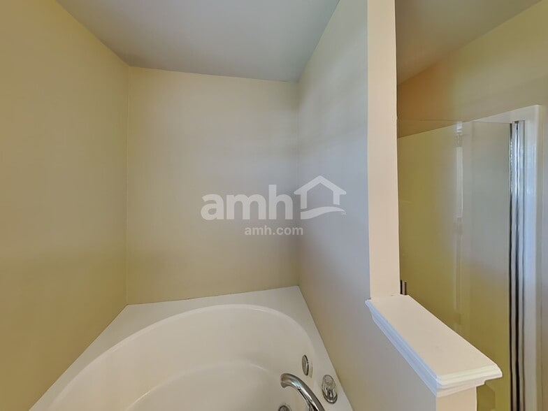 Building Photo - 1041 Vanguard Dr