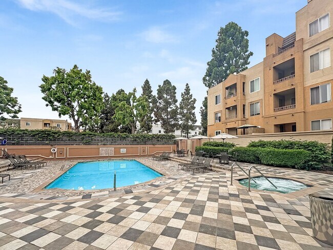 Building Photo - Modern 2B/2BA Condo with Balcony & Ameniti...