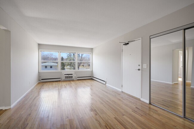Building Photo - Large Remodeled 2 Bedroom