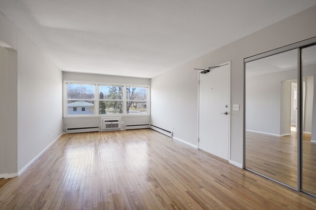 Building Photo - Spacious 2 Bedroom Garden