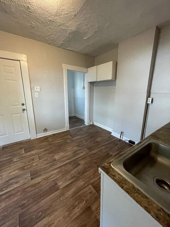 Building Photo - 1241 W Lee St