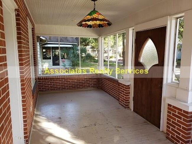 Building Photo - Walk to UF!   Cute/Historic 3 bedroom, 2 b...