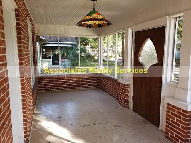 Building Photo - Walk to UF!   Cute/Historic 3 bedroom, 2 bath, LOOK!