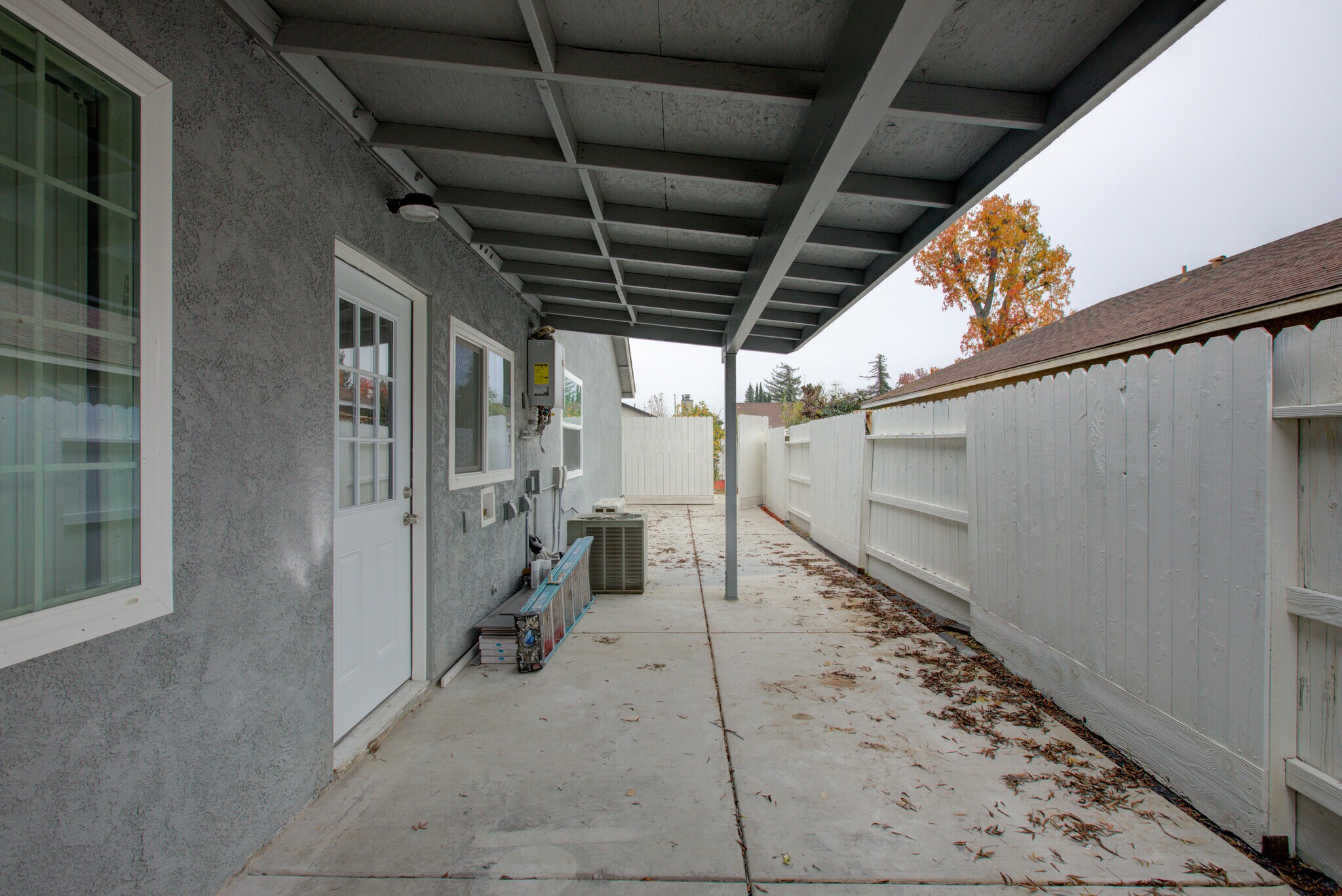 Building Photo - 9855 Douglas Ave