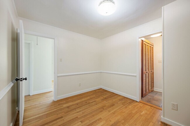 Building Photo - Beautiful 2 Bedroom Corner Lot of Park Ave! ***Available Late June 2026***