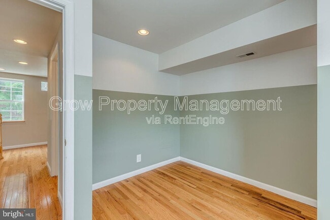 Building Photo - 331 Titan St