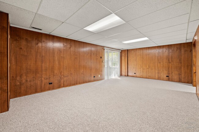Building Photo - 615 W Parkside Dr