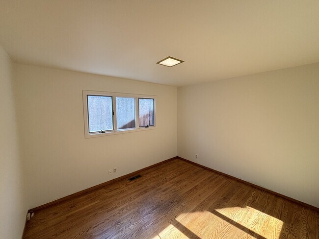 Building Photo - 485 Butterfield Pl