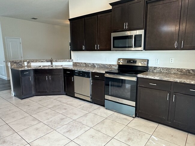 Building Photo - Spacious 4 Bedroom Home with Fenced Yard a...