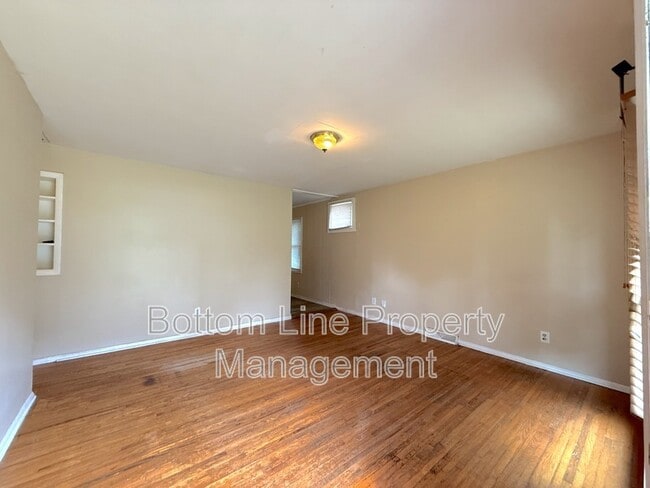 Building Photo - 3432 Sargeant Dr
