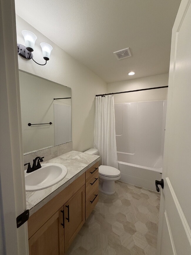 Building Photo - Beautiful Orchards Home