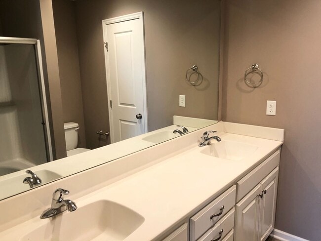Building Photo - Newer 3 Bed 2 Car Townhome in Grain Valley